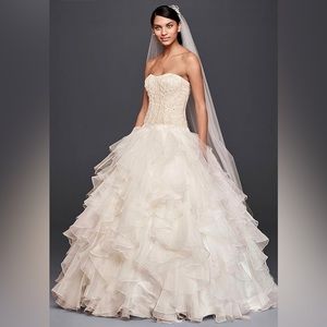 Oleg Cassini Strapless Wedding Dress Ruffled Chapel Train Organza Corset Size 2